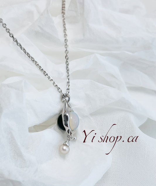 Double-sided pendant necklace