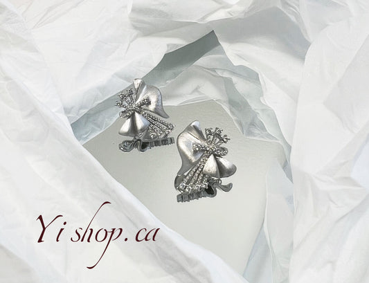 Filigree Craft Bow-shaped Diamond Earring